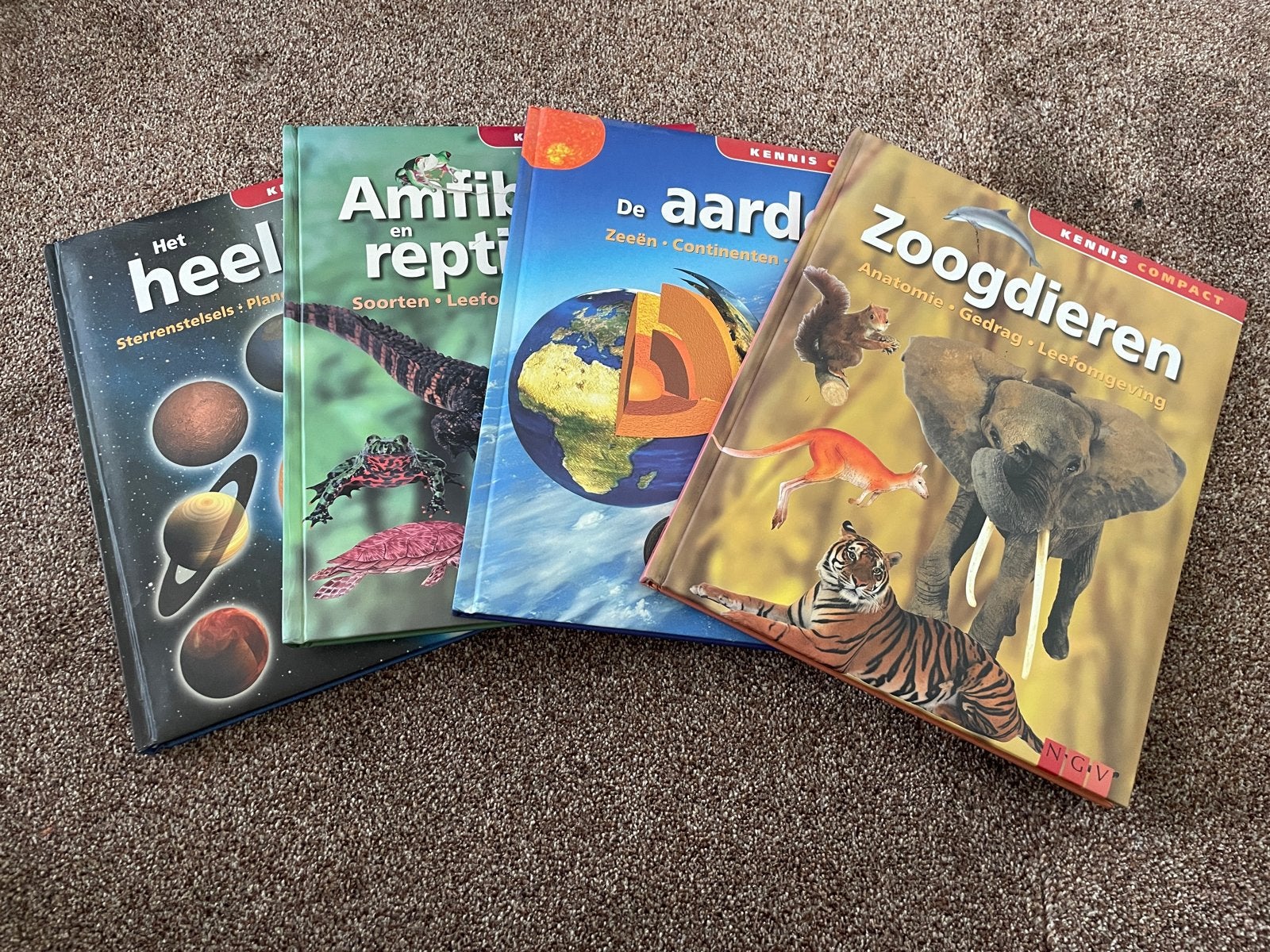Kennis Compact Boeken: Zoogdieren, Heelal, Amfibieën, Aarde, Ophalen of Verzenden, Zo goed als nieuw, Natuurwetenschap