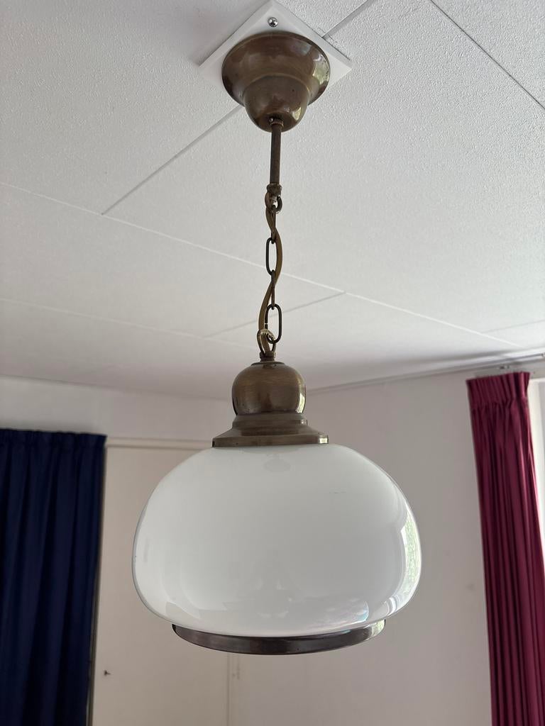 Vintage Plafondlamp met Melkglas Kap en Messing Details, Huis en Inrichting, Lampen | Hanglampen, Ophalen, Gebruikt, Glas, 50 tot 75 cm
