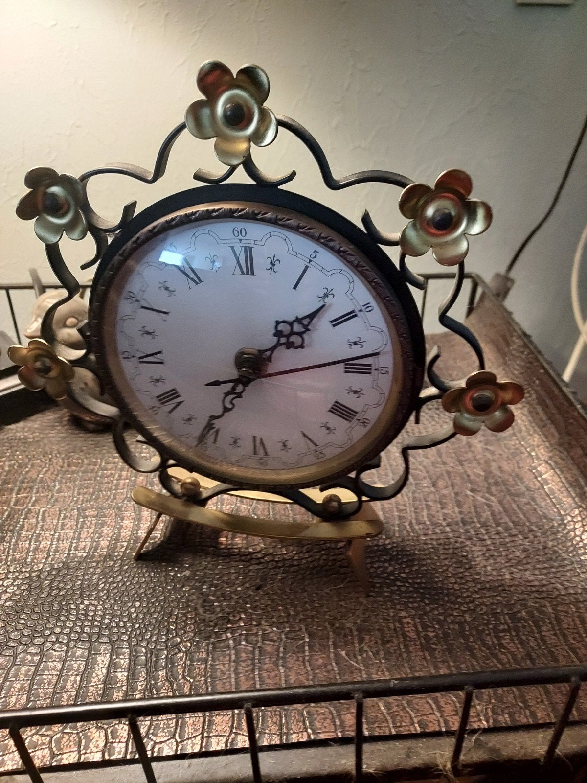 te koop een oude klok is op stroom  20€, Ophalen, Gebruikt, Wandklok