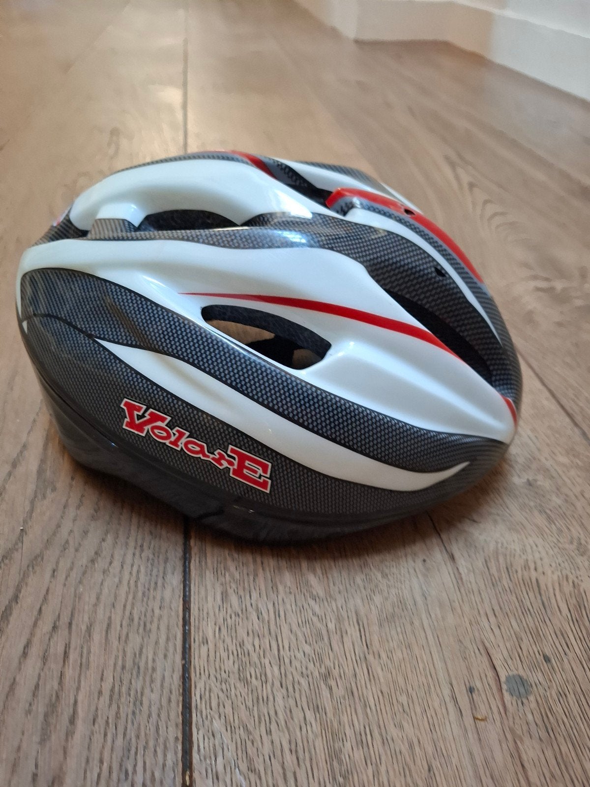Vola-E Fietshelm - Wit, Zwart, Rood - Zo goed als nieuw, Fietsen en Brommers, Ophalen of Verzenden