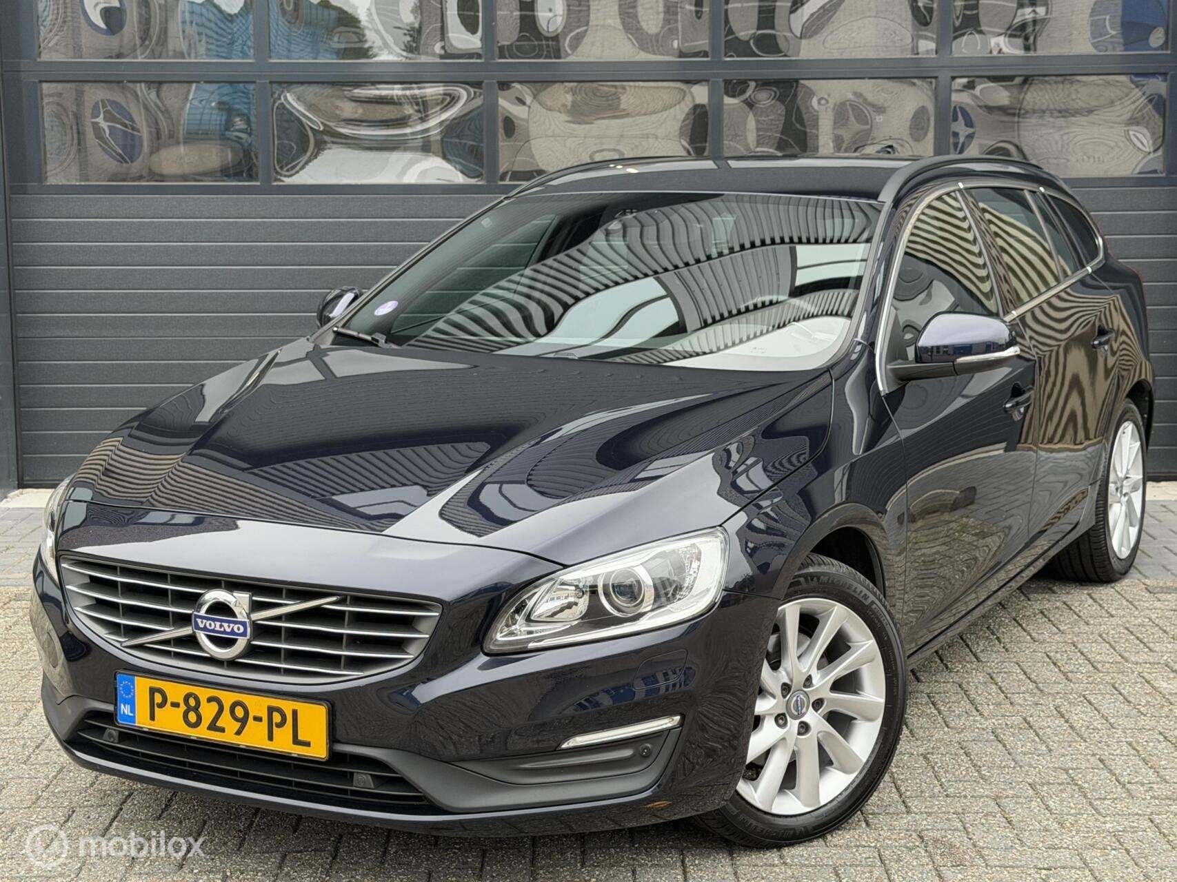 Volvo V60 1.5 T3 Summum | Trekh | Cruise | Sensoren | Autom, Euro 6, 4 cilinders, Met garantie (alle), Blauw