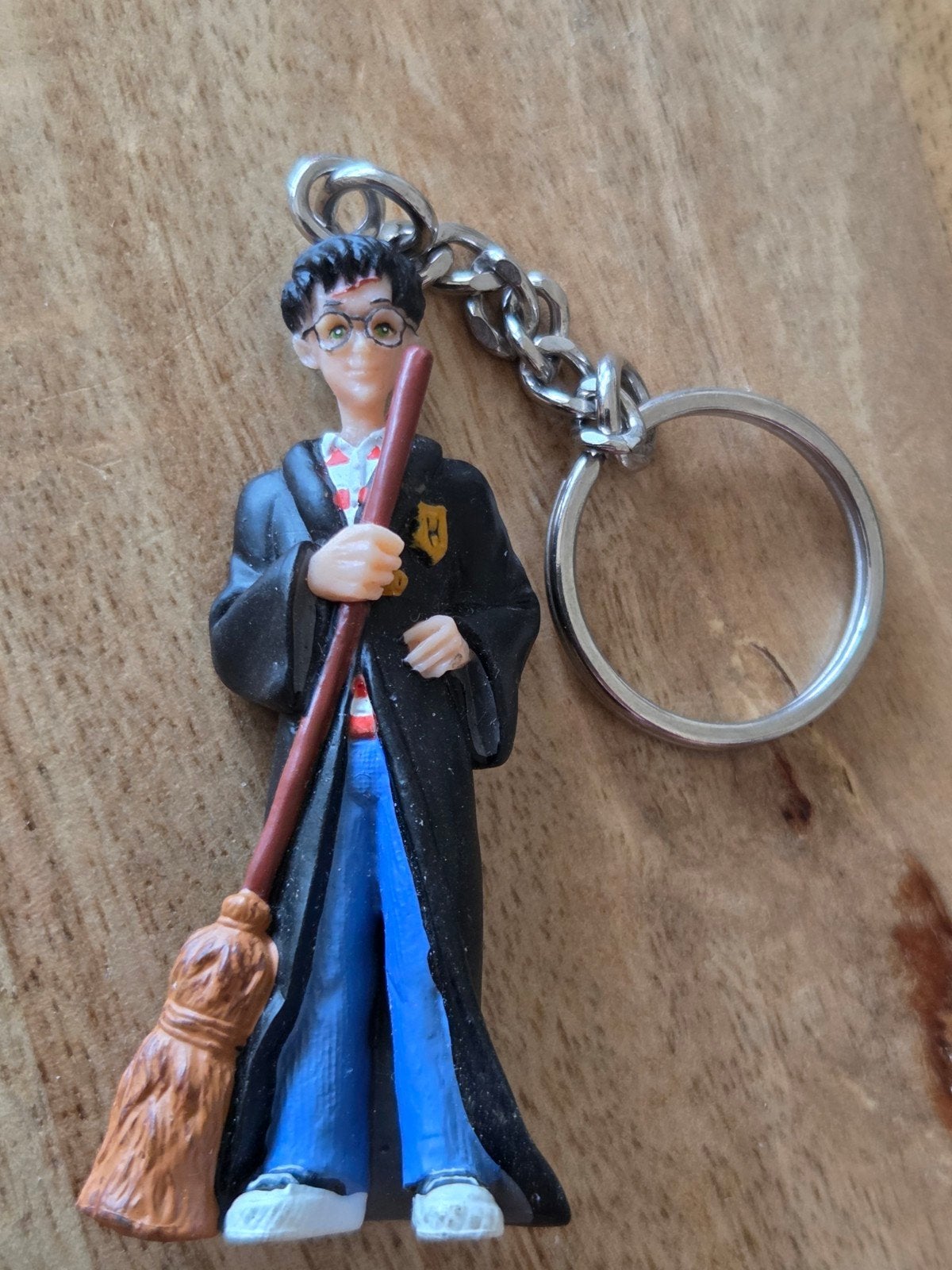 Harry Potter Sleutelhanger (2001) – Nimbus 2000 / Gryffindor, Ophalen of Verzenden, Zo goed als nieuw, Gebruiksvoorwerp