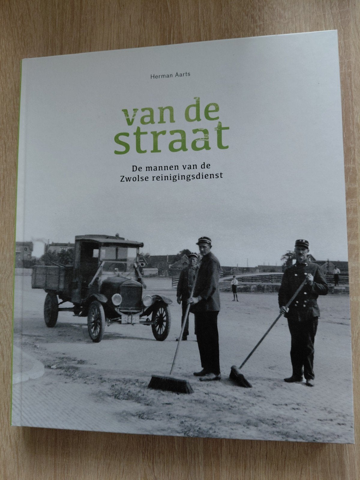 Van de Straat: De mannen van de Zwolse reinigingsdienst, Ophalen of Verzenden, 20e eeuw of later, Zo goed als nieuw, Herman Aarts