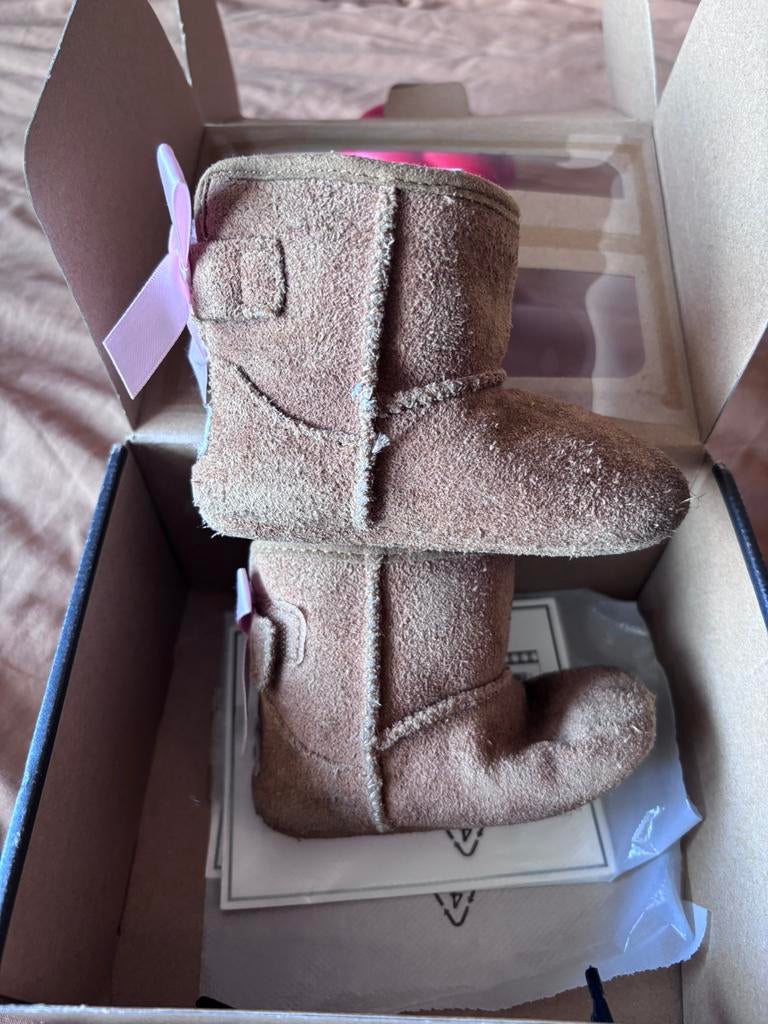 Uggs jesse bow infant 2/3, Ophalen of Verzenden, Gebruikt, Meisje, Slofjes