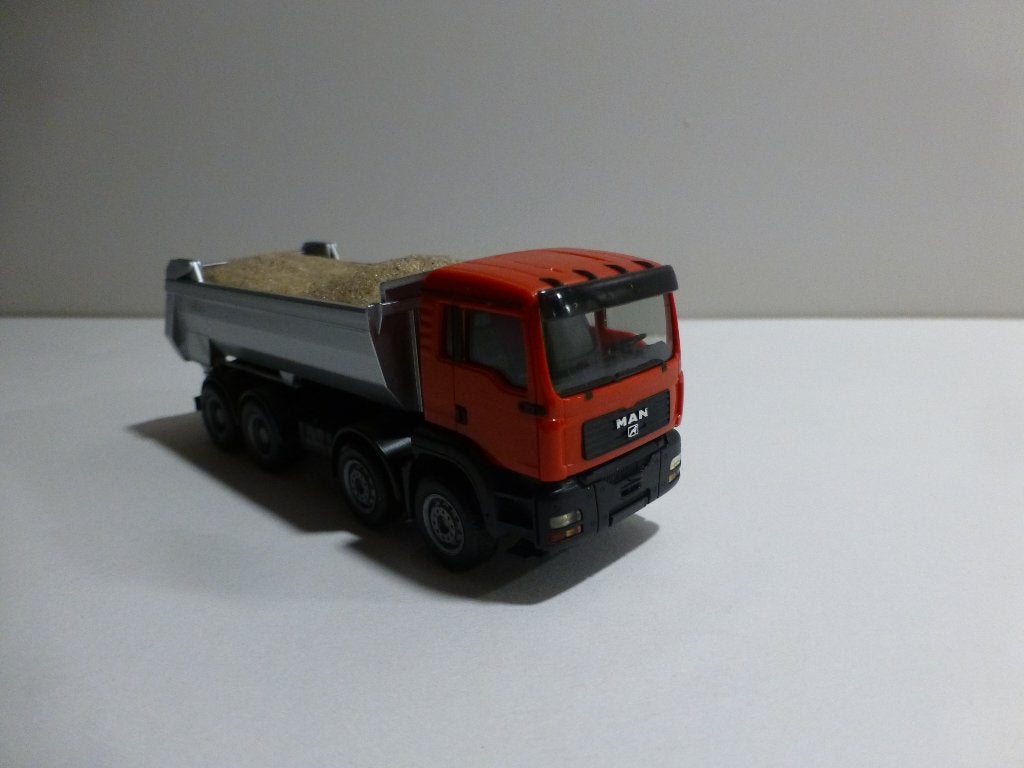 Herpa MAN TGA kieper 8x4 met lading rood met grijs, Ophalen of Verzenden, Zo goed als nieuw, Bus of Vrachtwagen, Herpa