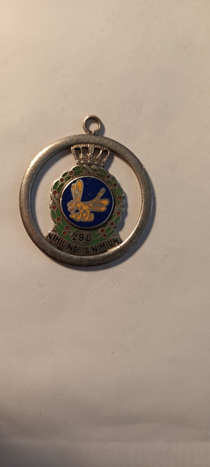Vintage zilveren bedel met emaille bij en kroon, Ophalen of Verzenden