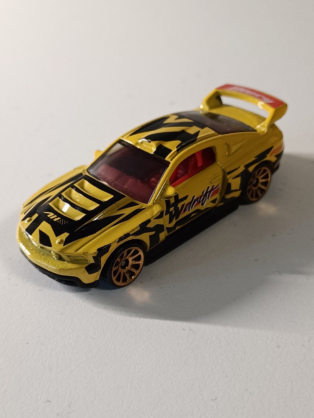 Hot Wheels '07 Ford Mustang - Geel met Zwarte Graphics, Ophalen of Verzenden, Gebruikt, Auto