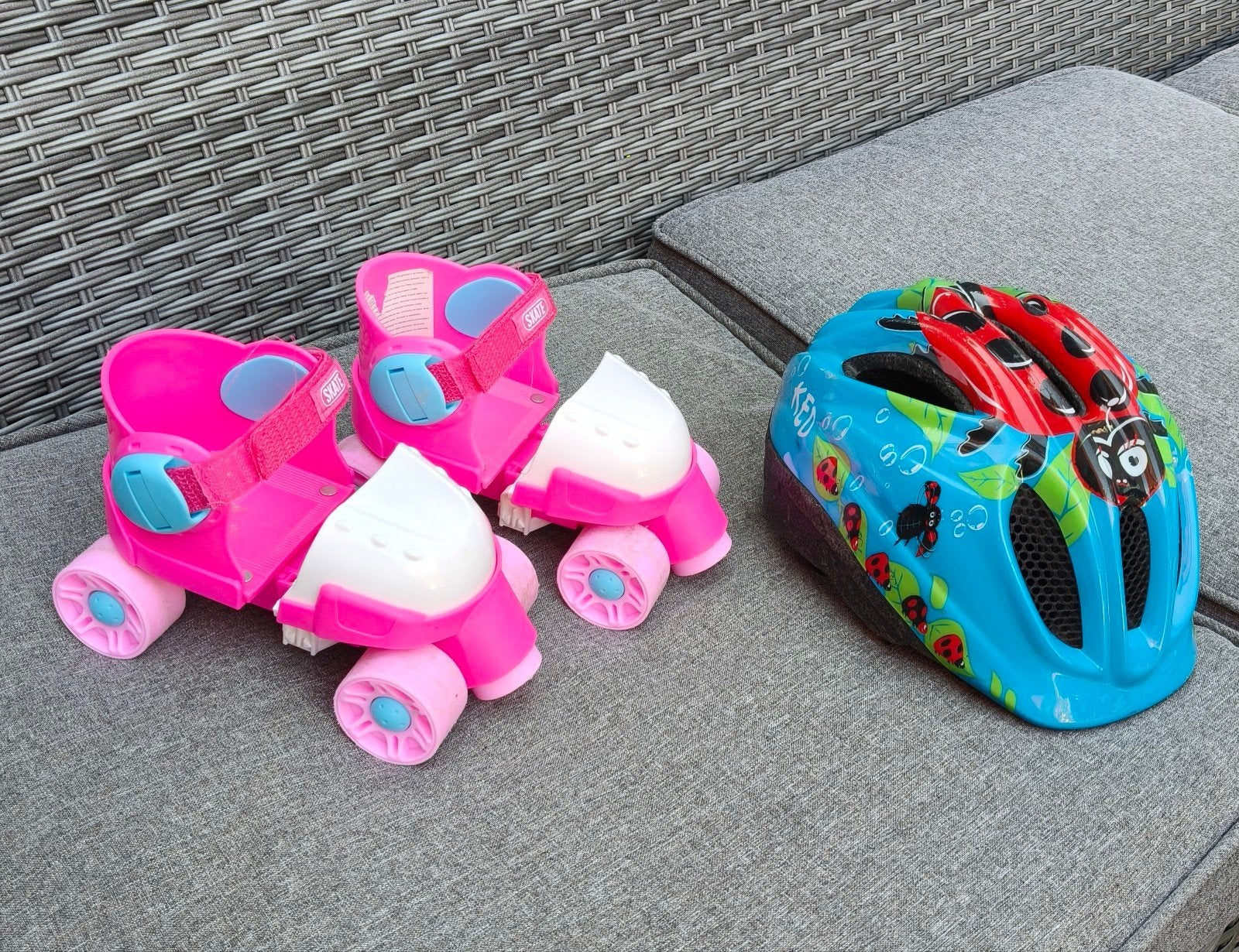 Roze rolschaatsen en blauwe kinderhelm, Kinderen en Baby's, Ophalen of Verzenden, Verstelbaar, Gebruikt, Kinderen