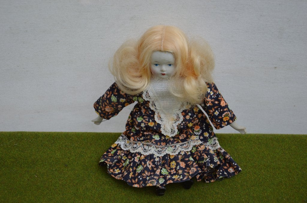 Vintage porseleinen popje uit jaren 70, stoffen lijfje 20 cm, Ophalen of Verzenden, Gebruikt, Pop