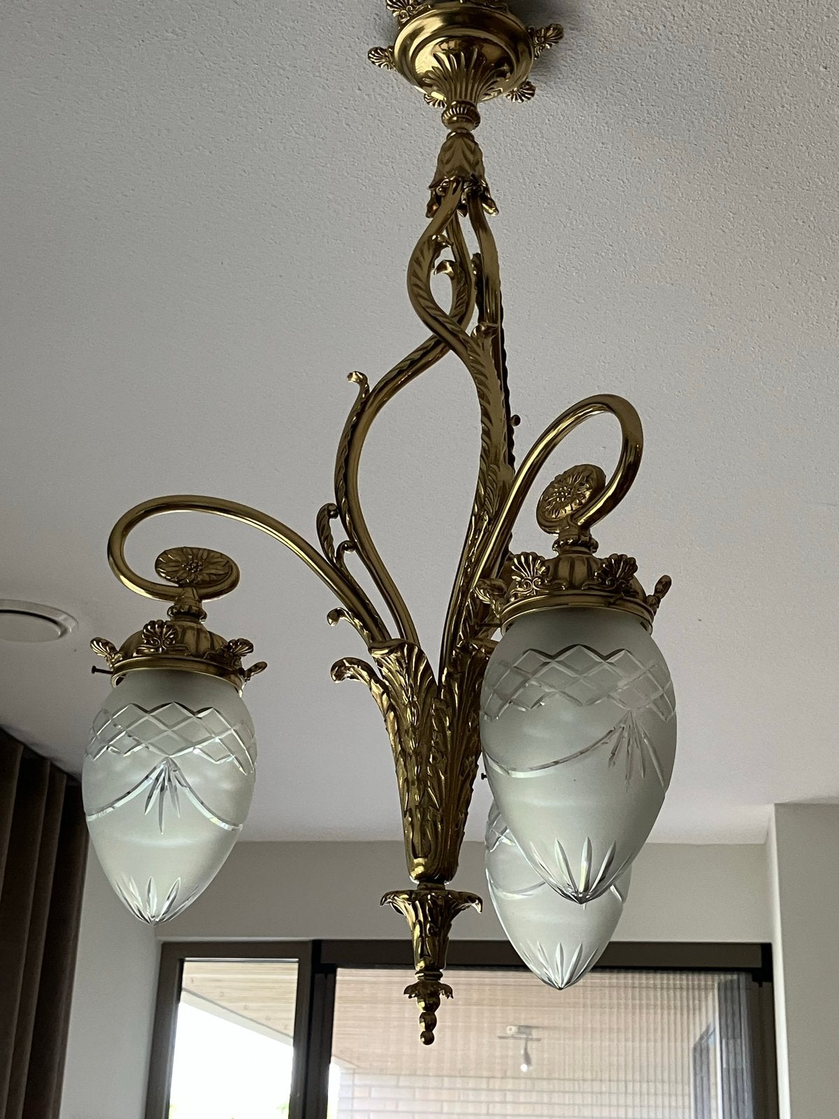 Elegante bronzen kroonluchter met 3 glazen kappen, Ophalen