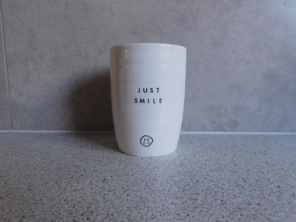 Mok 180 ml. 9,5x8 cm. just smile Zusss, Ophalen of Verzenden, Zo goed als nieuw, Overige stijlen, Kop(pen) en/of Schotel(s)