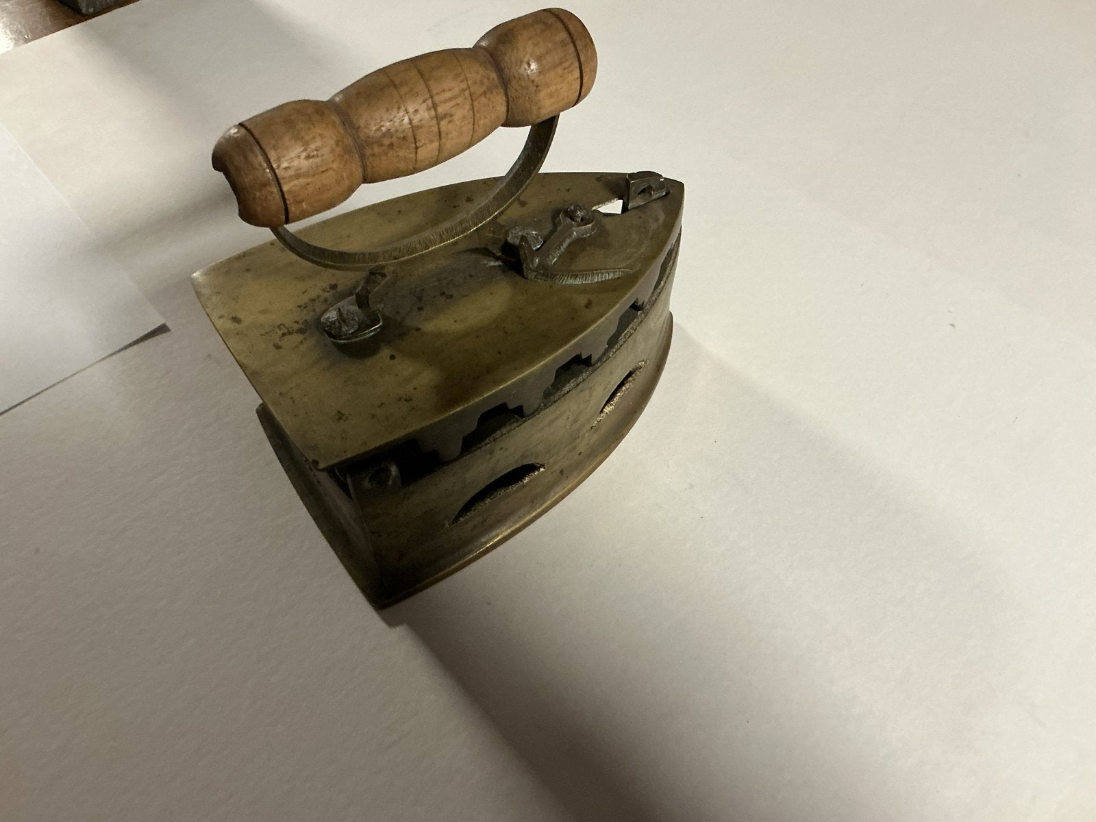 Antiek koperen strijkijzer met houten handvat, Ophalen of Verzenden