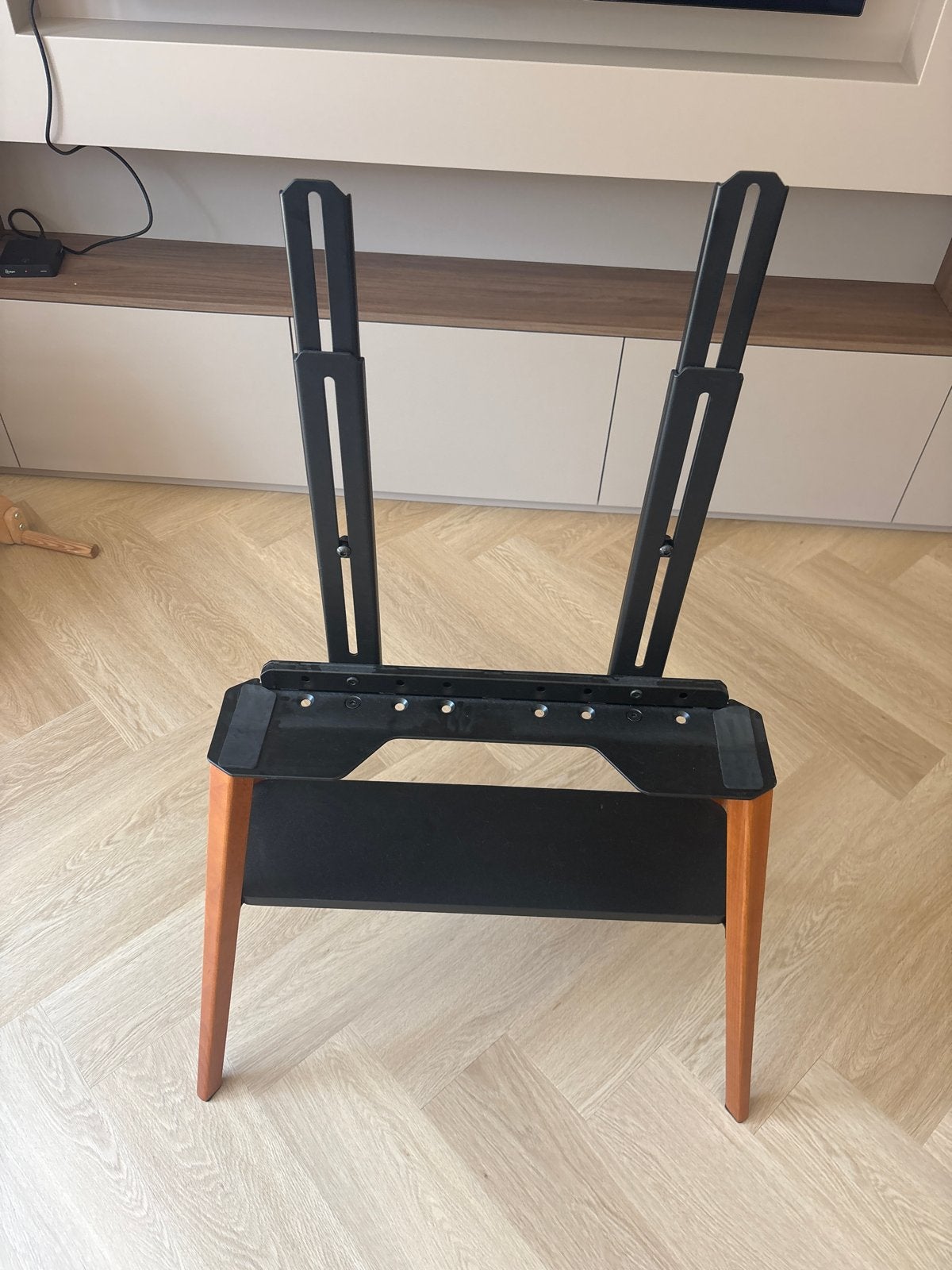 Tv standaard met houten poten, Ophalen, Gebruikt