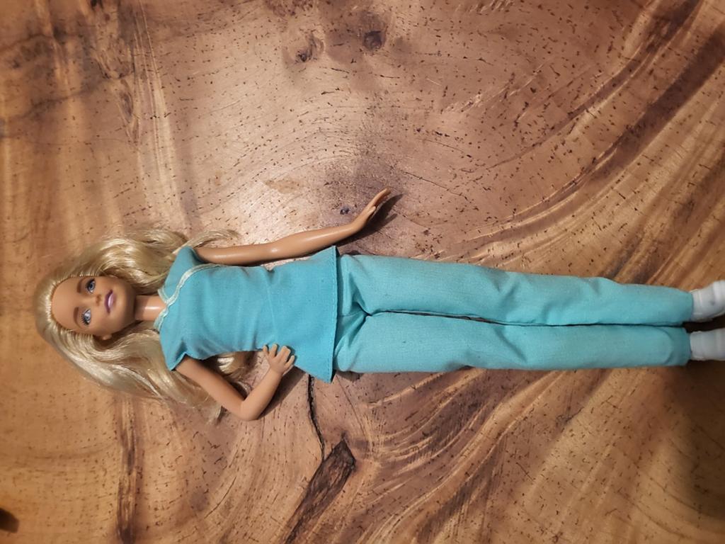 Barbie pop met blauwe outfit, Kinderen en Baby's, Speelgoed | Poppen, Ophalen of Verzenden, Gebruikt, Barbie