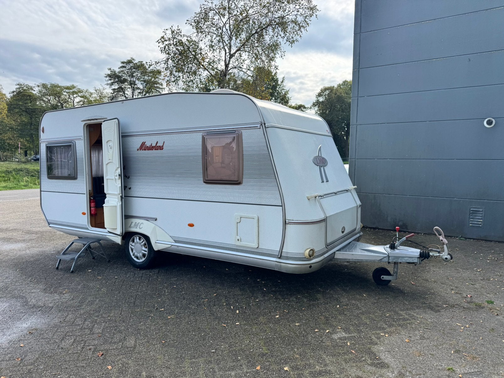 LMC 490K Munsterland - Fransbed, Fietsendrager, Douche!, Ringverwarming, Rondzit, Bedrijf, 750 - 1000 kg