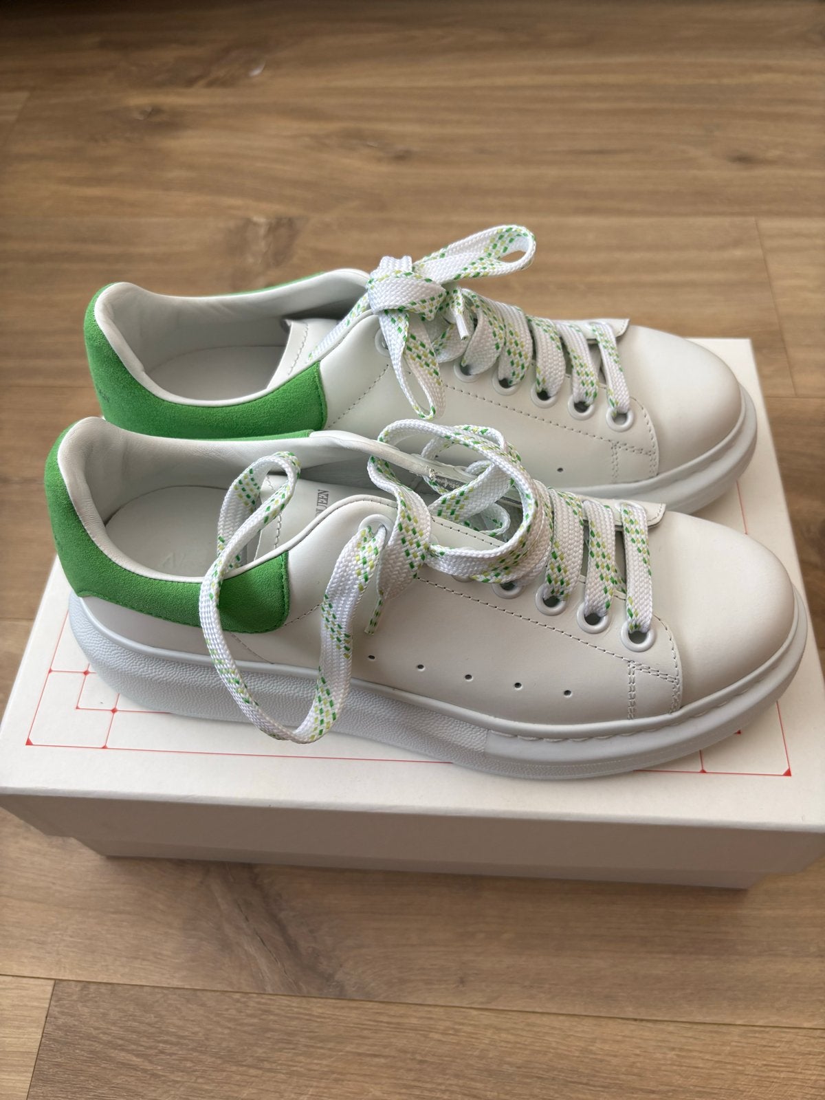 Alexander McQueen Sneakers - Wit met Groen, Kleding | Dames, Schoenen, Ophalen of Verzenden, Zo goed als nieuw, Wit, Sneakers of Gympen