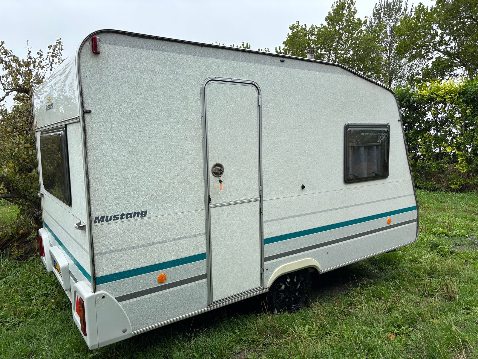 Compacte Mustang caravan met stapelbed en vast bed, Overige merken, Stapelbed, 750 - 1000 kg, Particulier