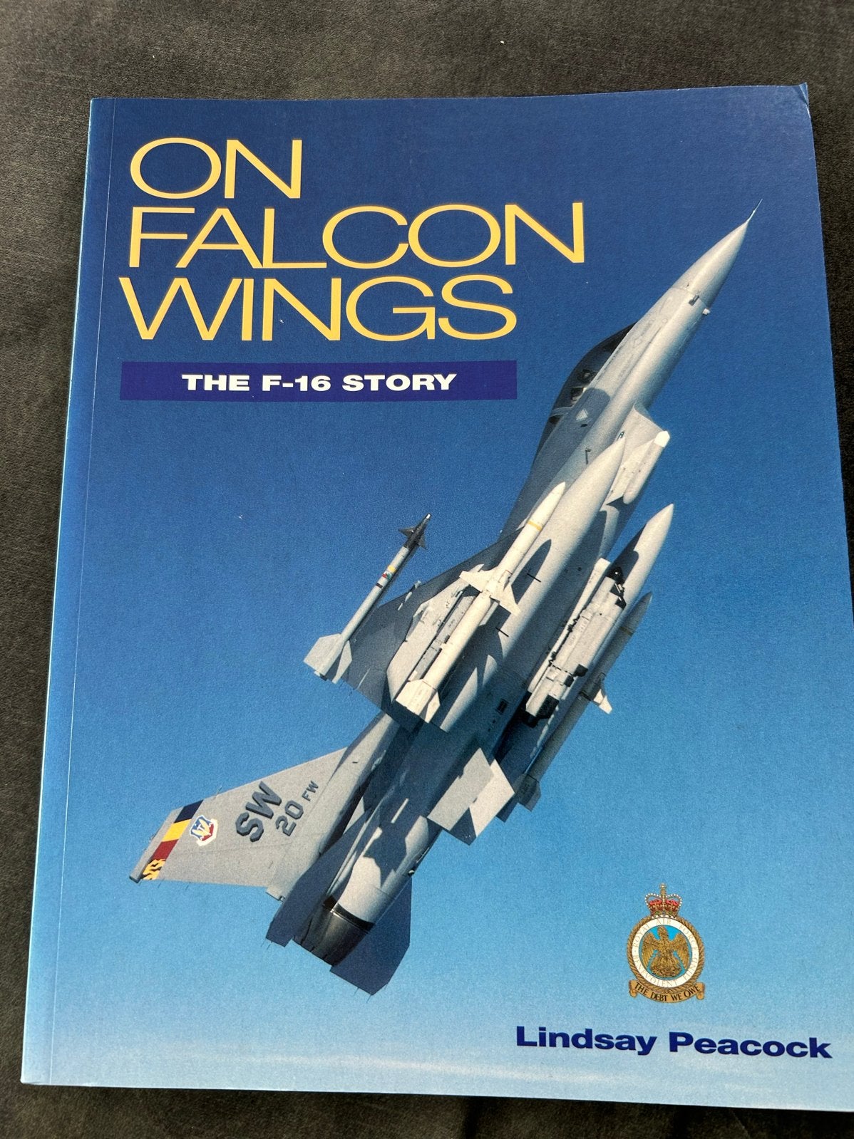 On Falcon Wings: The F-16 Story - Lindsay Peacock, Ophalen of Verzenden, Zo goed als nieuw, Boek of Tijdschrift