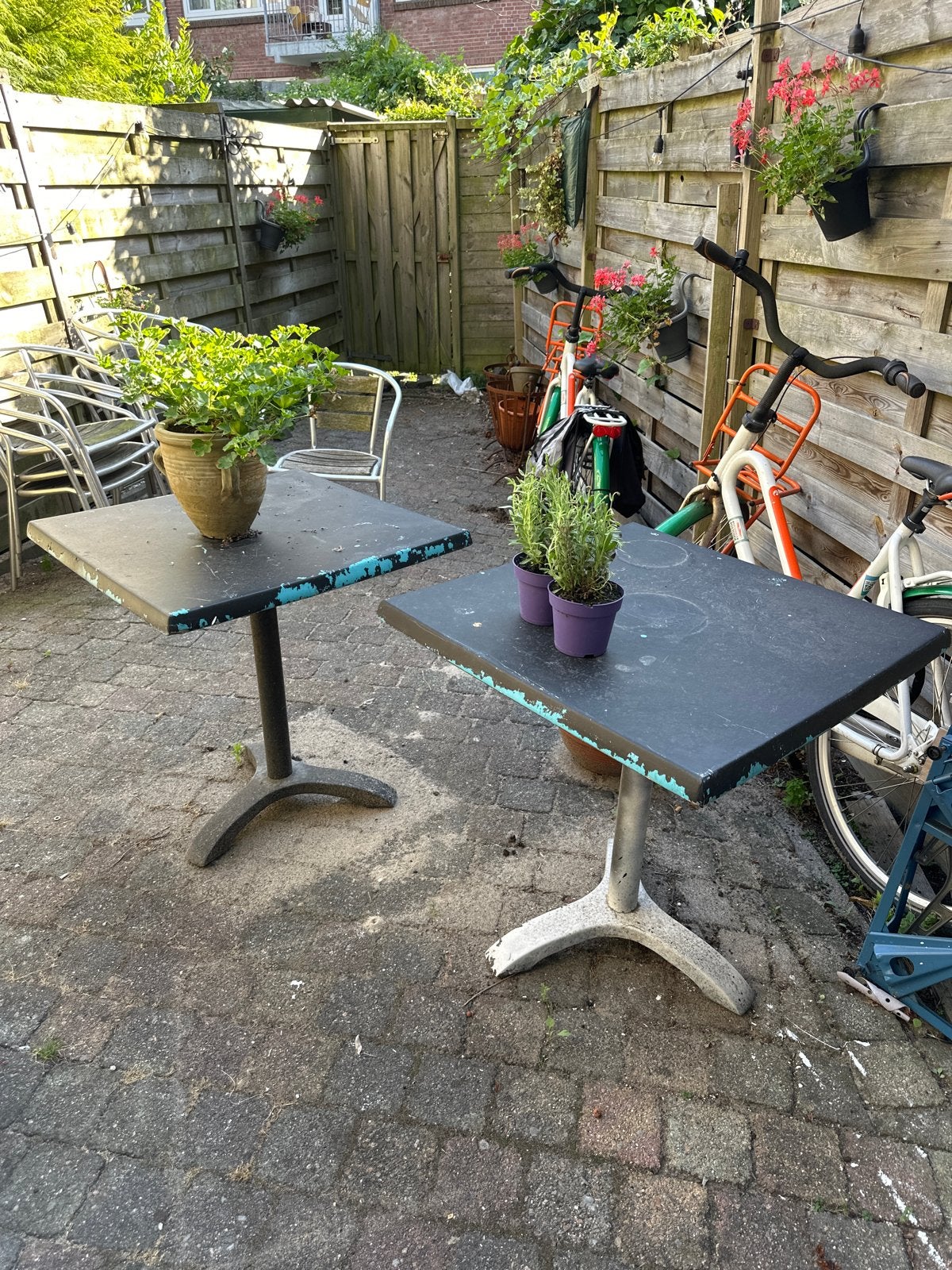 Twee robuuste vierkante terrastafels, Ophalen, Gebruikt, Vierkant, Metaal