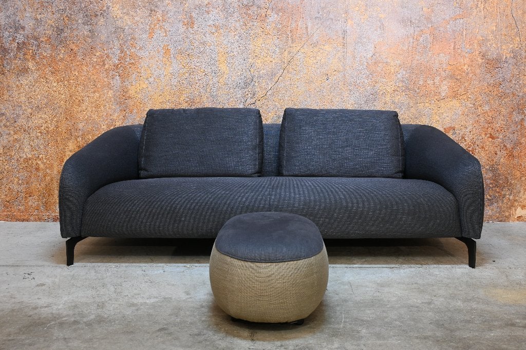 ZGANieuw grijze stoffen Leolux Elias designbank + hocker, Leolux, Leolux, Driepersoons, 75 tot 100 cm