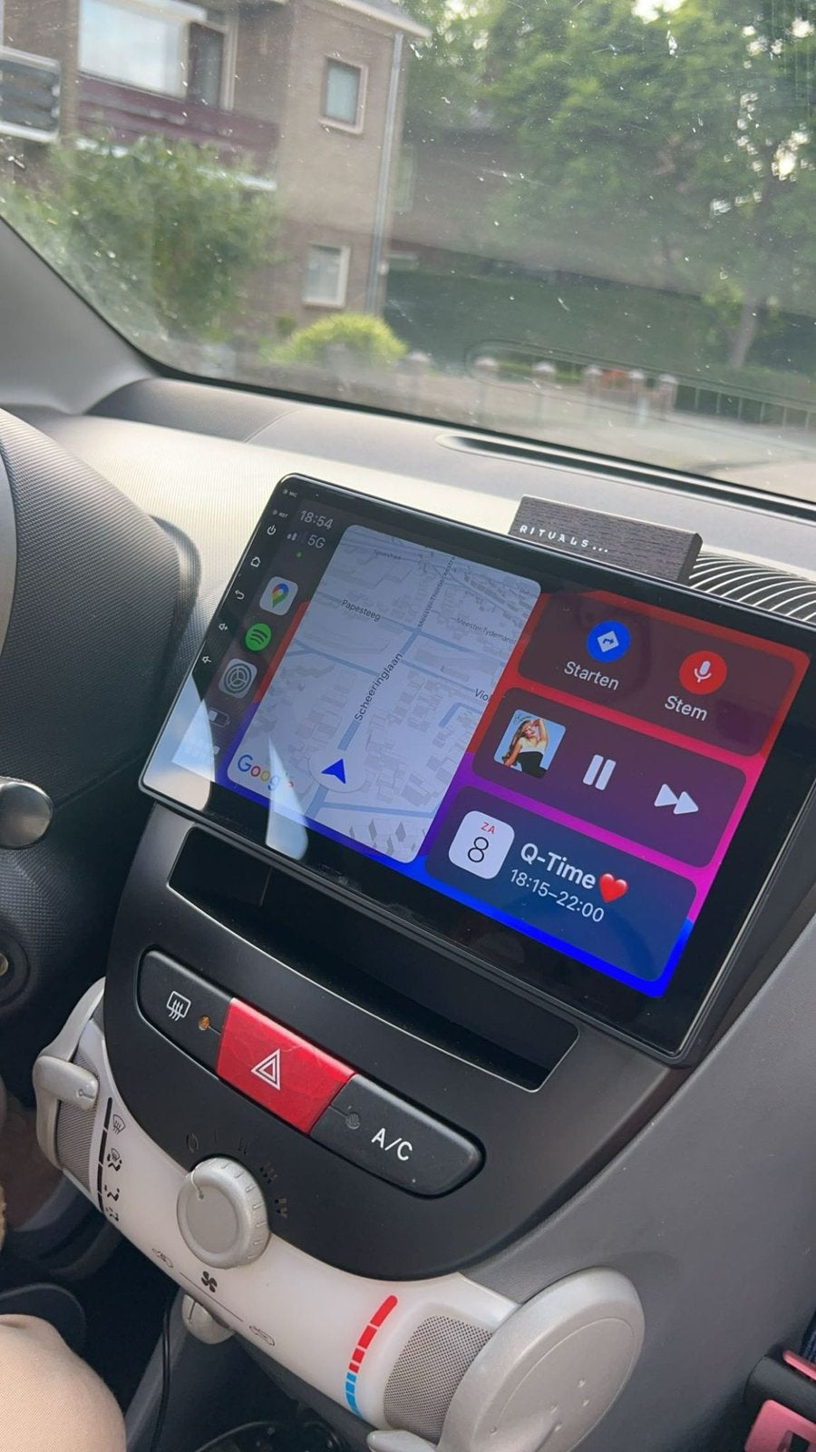 C1,Aygo,107 carplay radio met montage, Ophalen, Zo goed als nieuw
