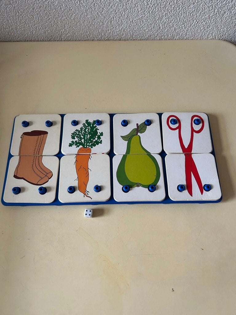 Vintage plastic matrix puzzel / associatiespel kind, Ophalen of Verzenden, 10 tot 50 stukjes, Gebruikt, 2 tot 4 jaar
