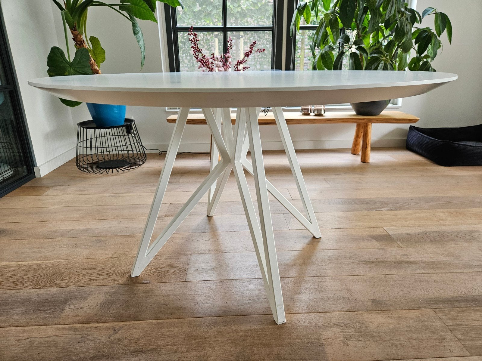 Studio Henk ronde tafel wit HPL - Butterfly Quadpod 130 cm, Overige houtsoorten, Rond, Ophalen of Verzenden, Zo goed als nieuw