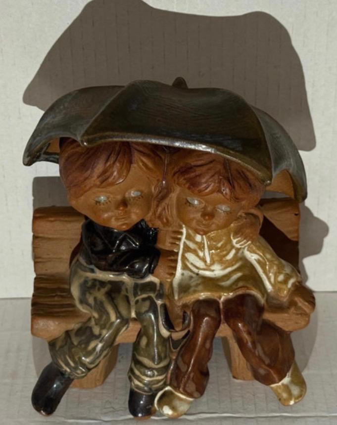 Keramisch Beeldje: Verliefd Paartje onder Paraplu, Antiek en Kunst, Groep mensen, Geglazuurd, Minder dan 20 cm, Ophalen of Verzenden