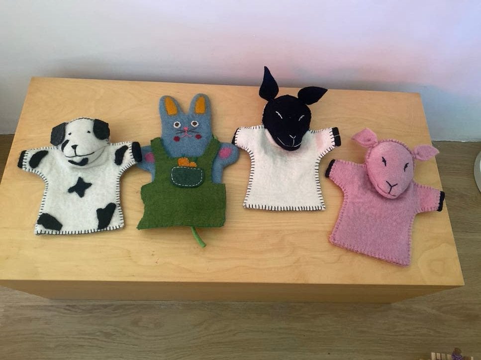 4 poppenkastpoppen van vilt: wolf, biggetje, hondje, konijn, Ophalen of Verzenden, Gebruikt, Overige typen