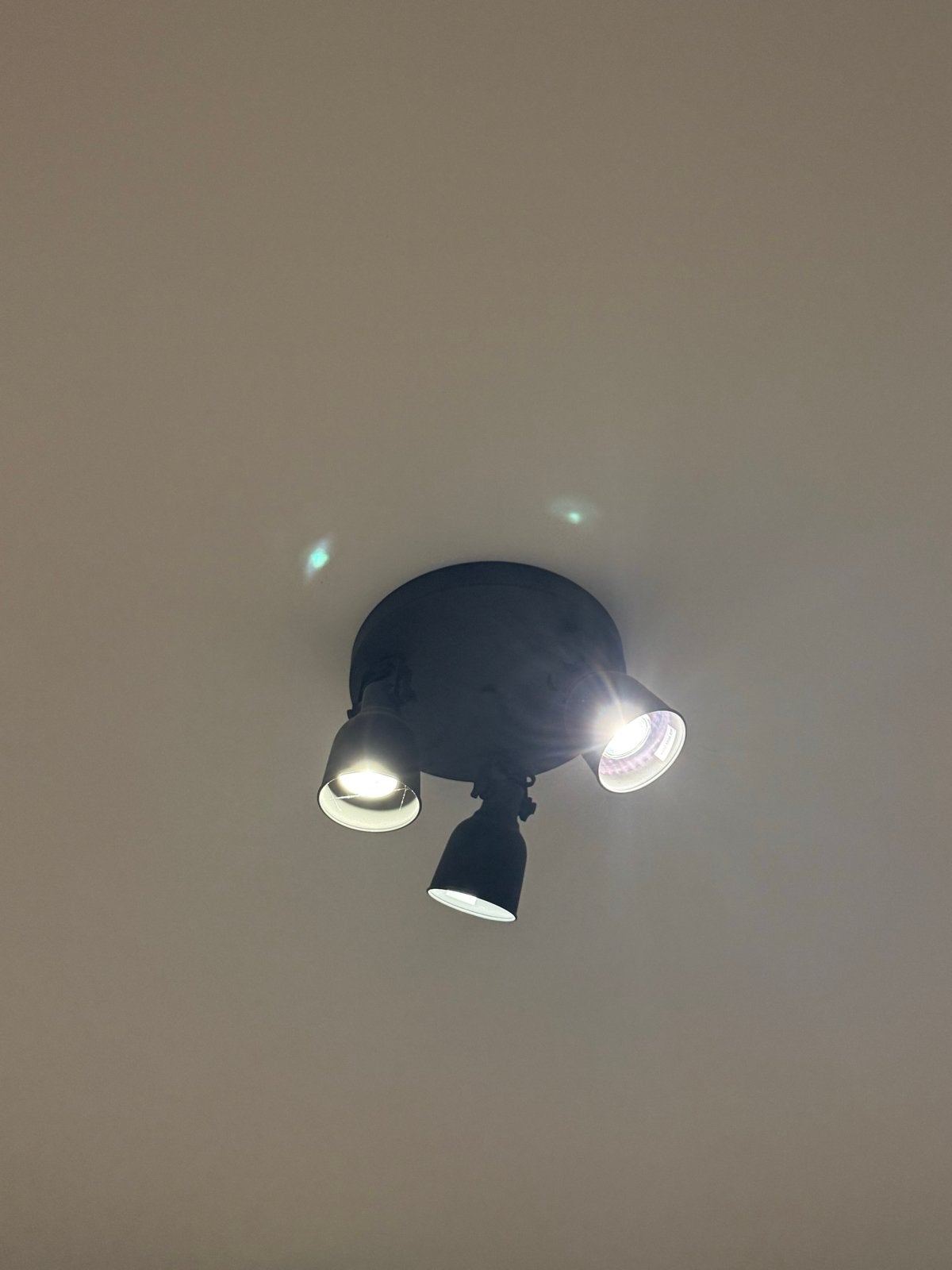 Ikea plafondlamp Plafondspot met 3 Richtbare Spots - Zwart, Ophalen of Verzenden, Zo goed als nieuw, Metaal