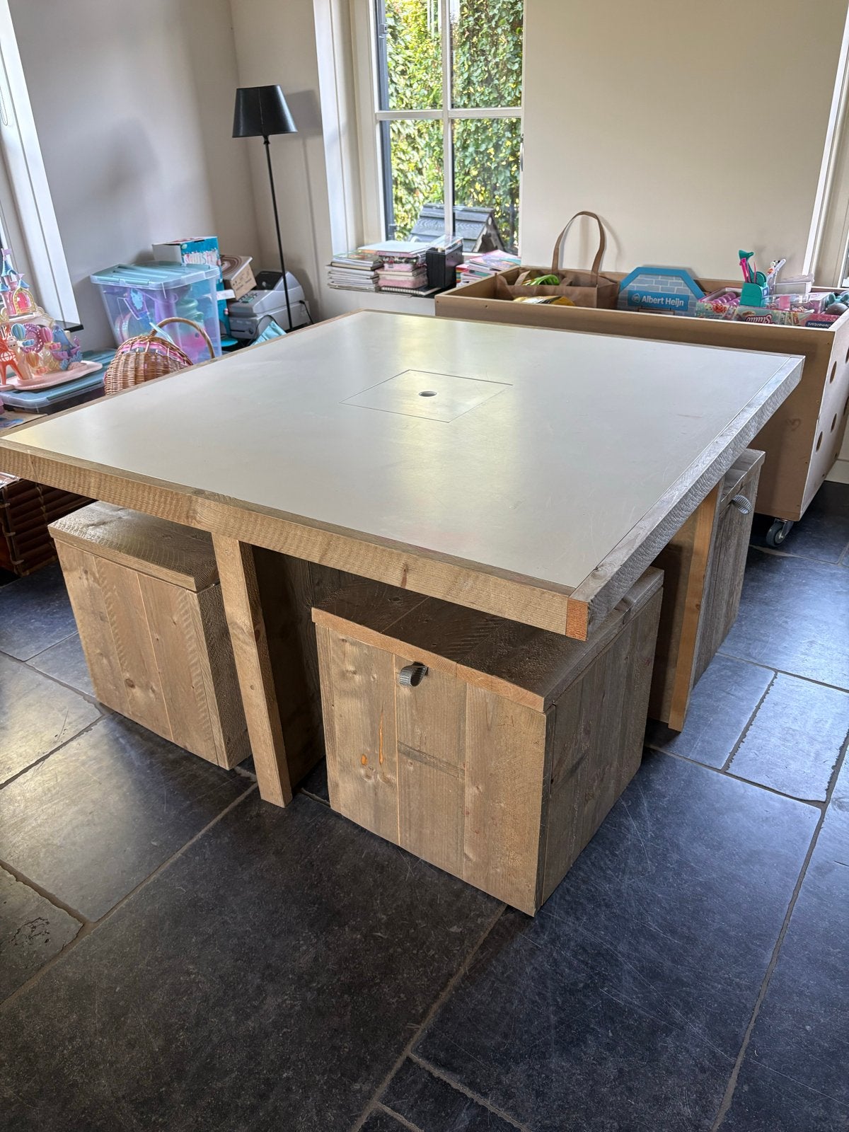 Steigerhouten speeltafel met opbergruimte en krukjes, Ophalen, Gebruikt