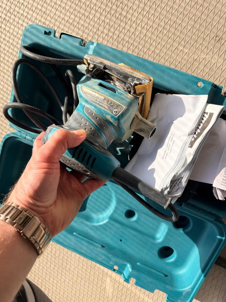 Makita Vlakschuurmachine in Koffer, Doe-het-zelf en Verbouw, Ophalen, Gebruikt, Minder dan 600 watt, Vlakschuurmachine