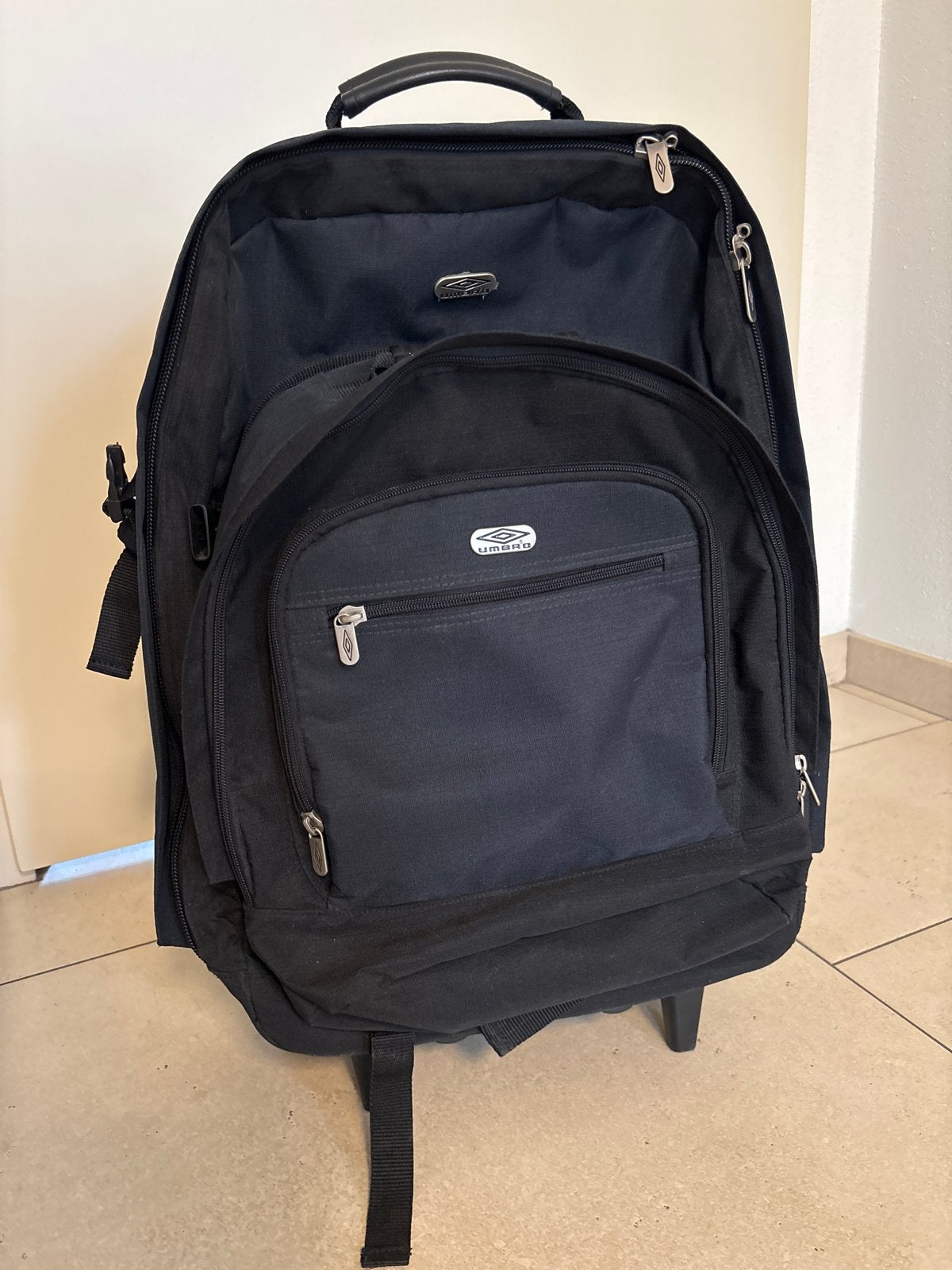 Umbro Trolley Rugzak Zwart met Afneembare Rugzak, Ophalen, 40 tot 60 cm, Wieltjes, Gebruikt