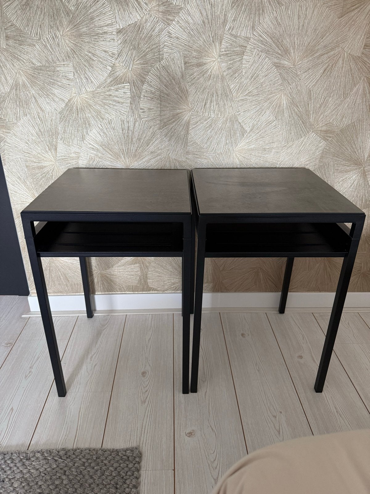 Ikea Nyboda bijzettafel/nachtkastje met omkeerbaar blad, Minder dan 55 cm, Metaal of Aluminium, Vierkant, Zo goed als nieuw