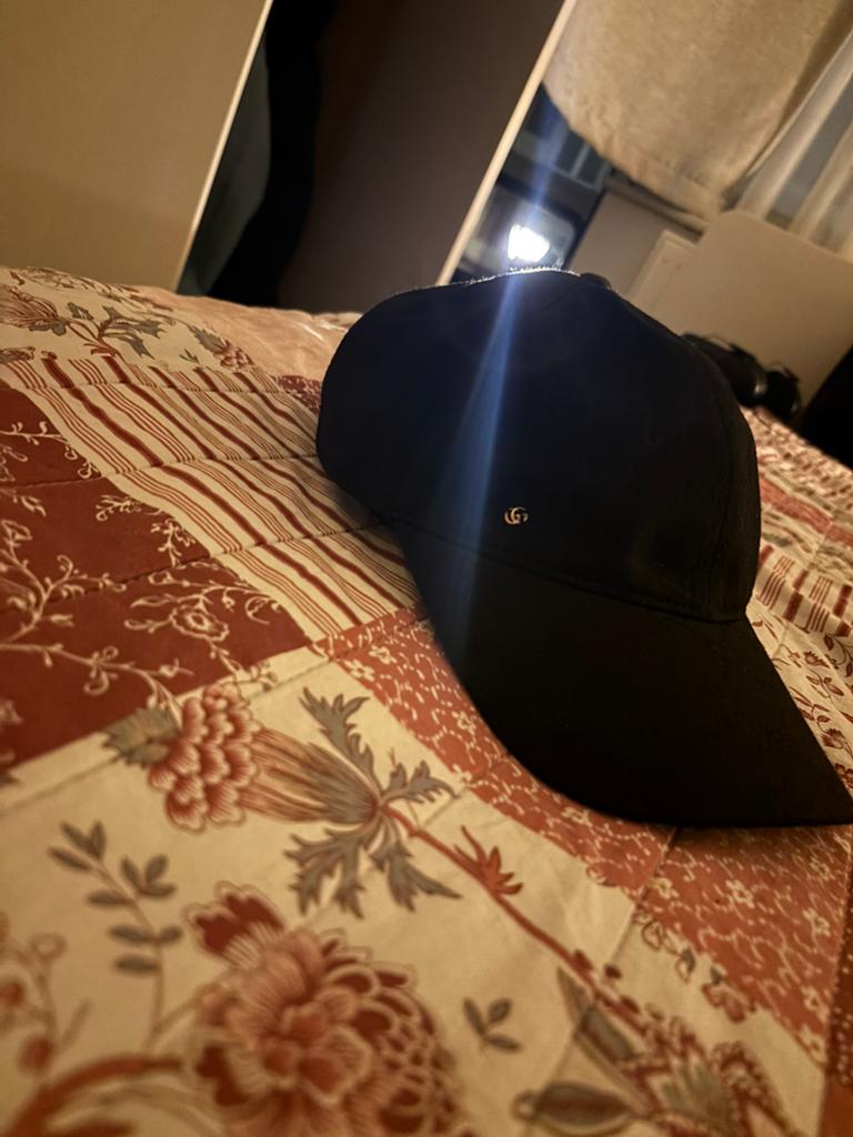 Stijlvolle Zwarte Gucci Pet met GG-logo, Ophalen of Verzenden, Zo goed als nieuw, One size fits all, Pet