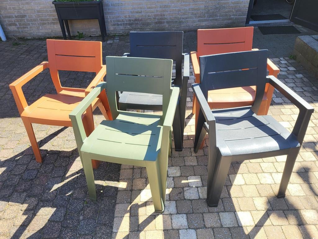 5 hardplastic tuinstoelen Keter, Ophalen, Gebruikt, Kunststof