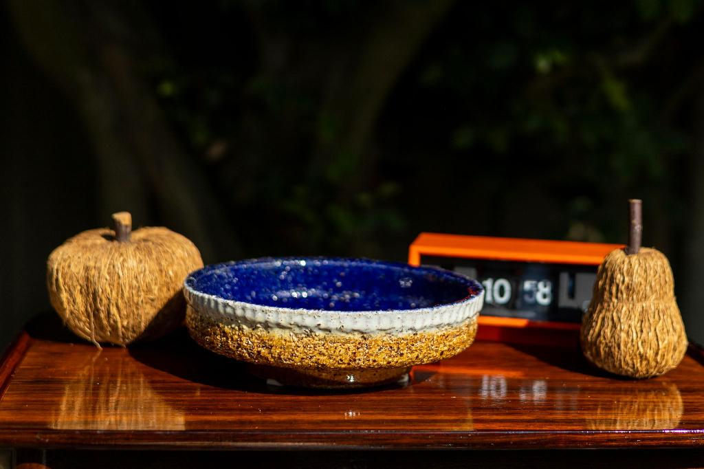 Vintage keramische schaal met kobaltblauw glazuur en lava, Huis en Inrichting, Woonaccessoires | Schalen en Manden, Gebruikt, Schaal