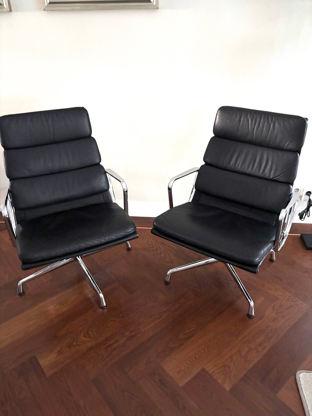 Originele Vitra EA 216 Soft Pad fauteuils - Zwart Leer, Ophalen, Twee, Zwart, Zo goed als nieuw