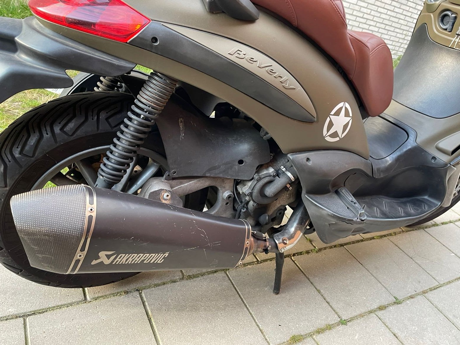 Beverly 500 AKRAPOVIC!, Overige modellen, Ophalen of Verzenden, Zo goed als nieuw, Benzine