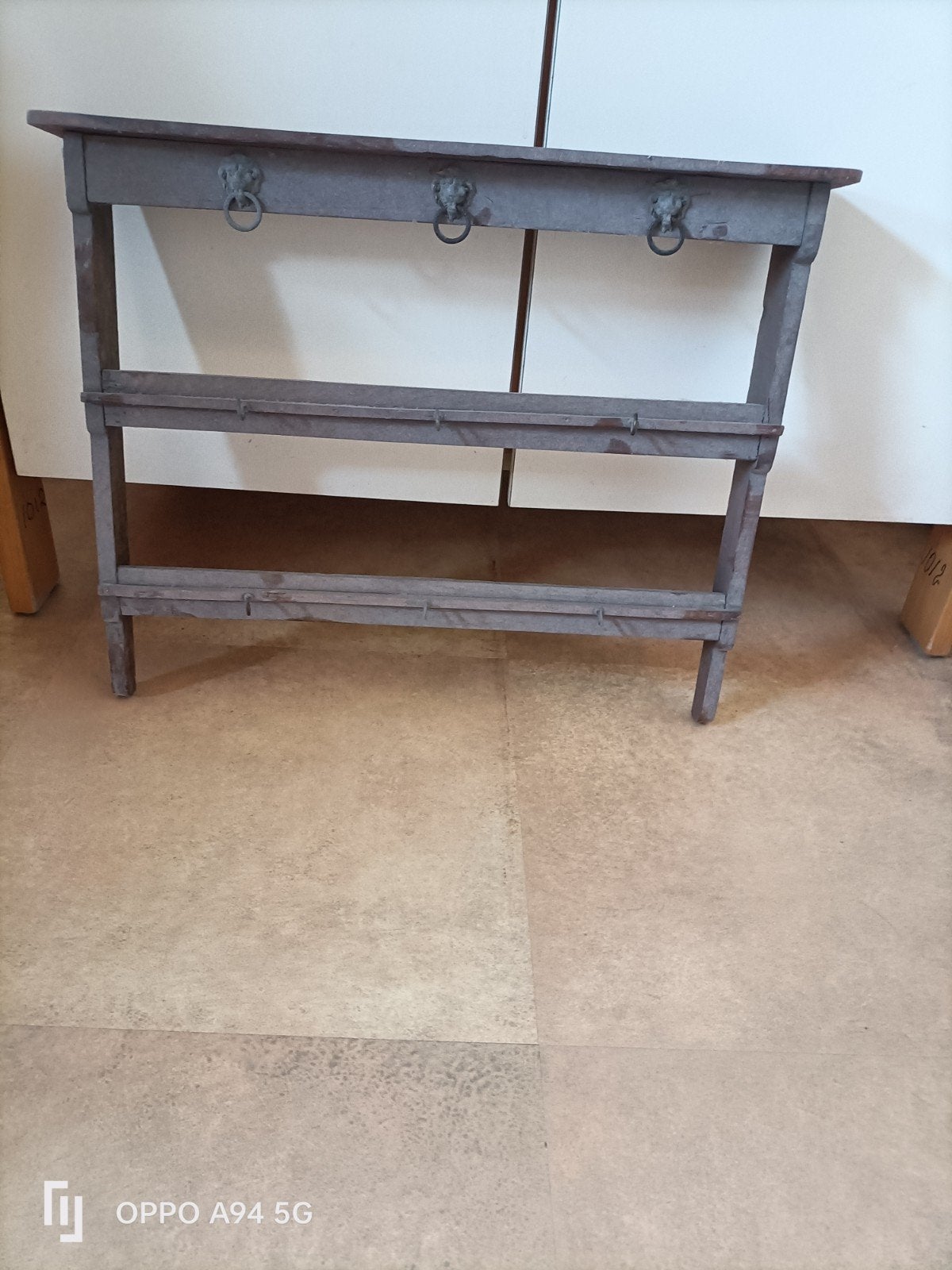 Houten kopjes rek met leeuwenkoppen, Ophalen