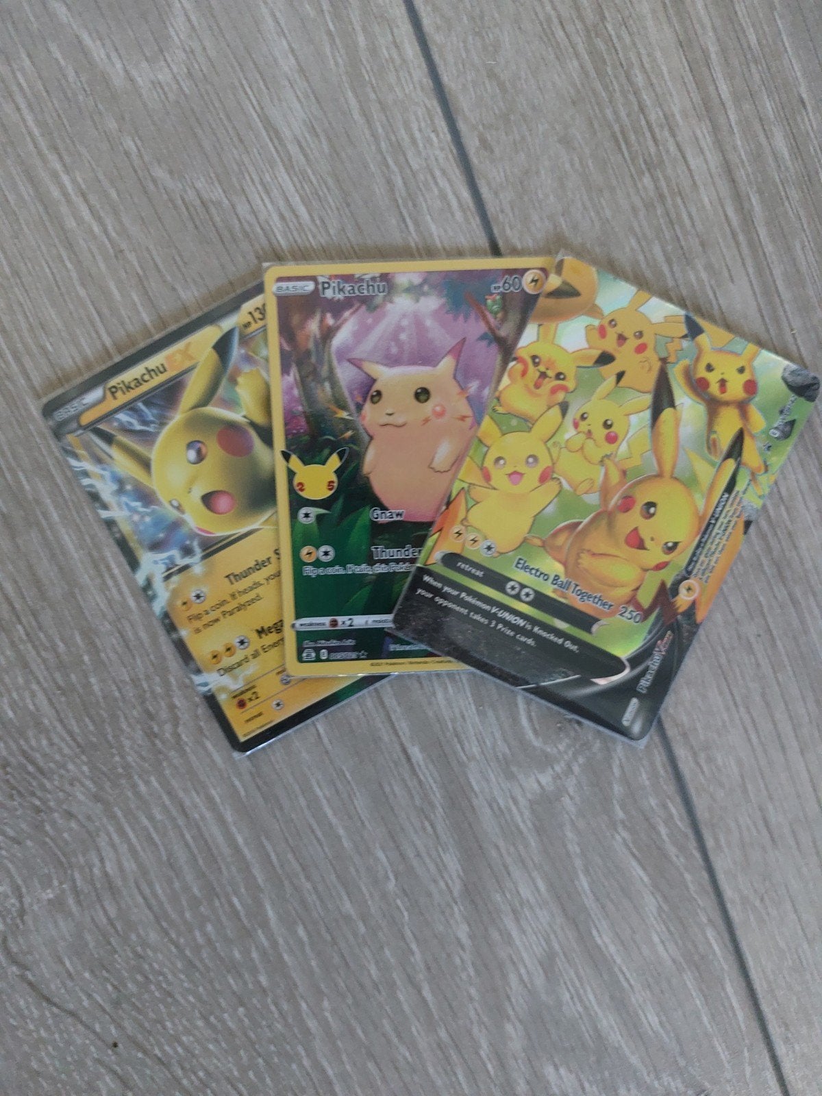 Pokemon kaarten Pikachu set met munt, Hobby en Vrije tijd, Verzenden, Zo goed als nieuw, Meerdere kaarten, Foil