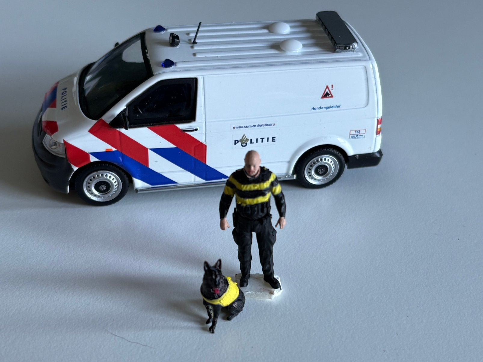Politie Police VW t5 hondengeleider, Hobby en Vrije tijd, Modelauto's | 1:43, Ophalen of Verzenden, Nieuw, Auto, Overige merken