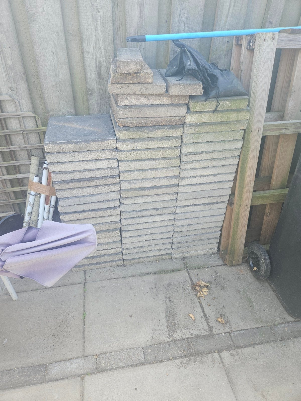 Gratis 30 bij 30 stenen 58 stuks, Ophalen, Gebruikt, Beton, Klinkers