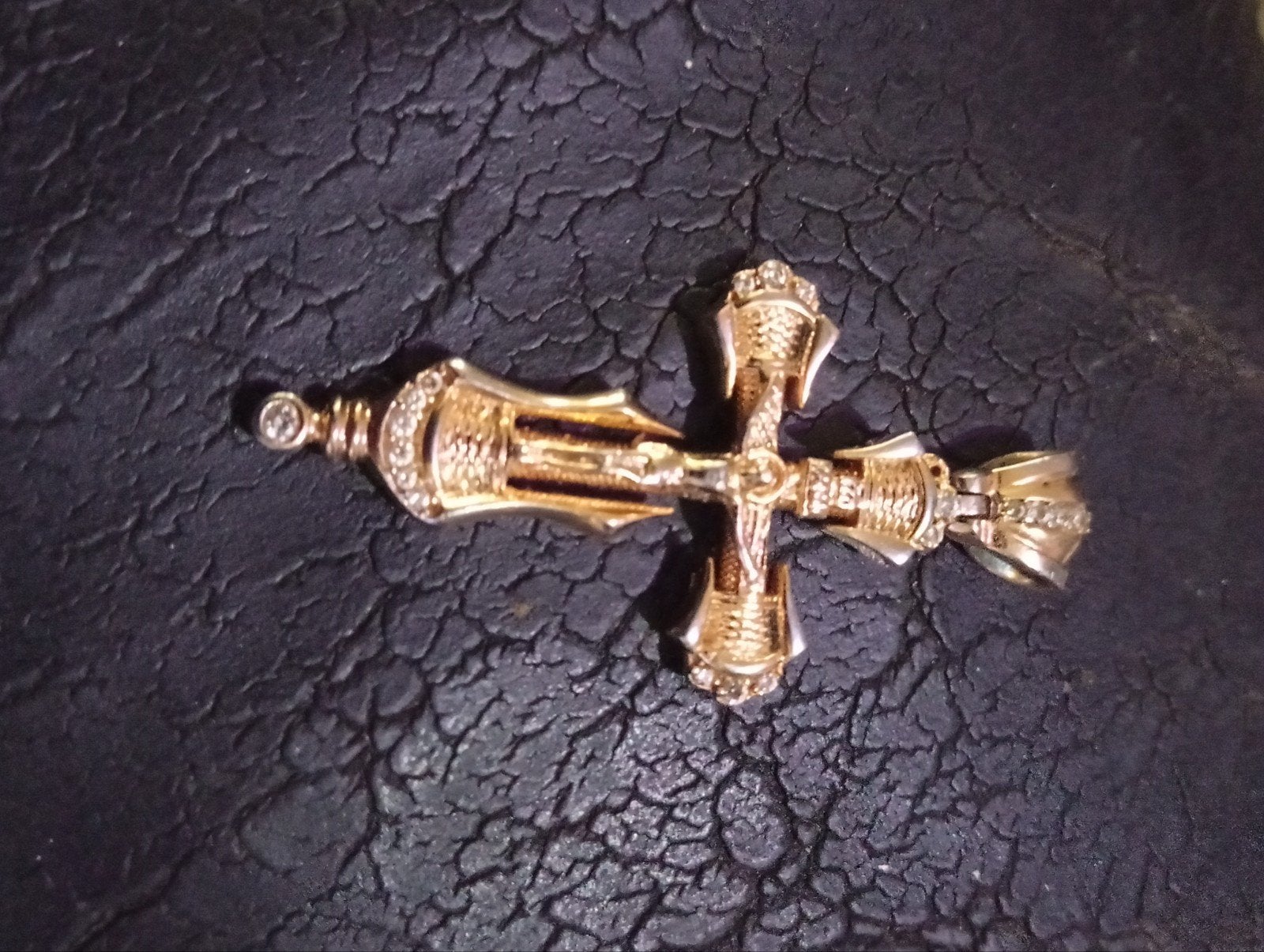 Witgouden Kruis Hanger met Edelsteen-achtige Steentjes, Overige materialen, Wit, Nieuw, Ophalen of Verzenden