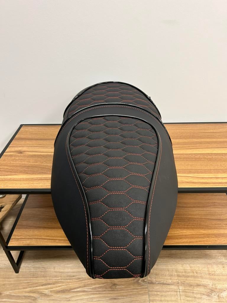 Custom zadel Piaggio Zip | Rood Leer Duo Seat Anti-Slip Stof, Fietsen en Brommers, Brommeronderdelen | Scooters, Ophalen of Verzenden