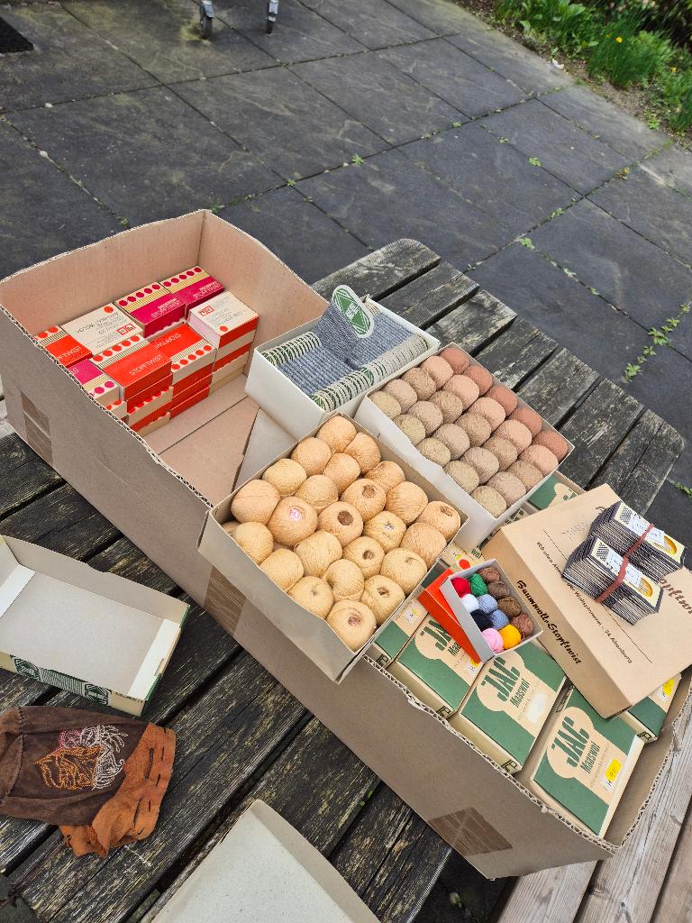 Partij vintage fournituren brocante winkel voorraad, Hobby en Vrije tijd, Ophalen of Verzenden, Zo goed als nieuw, Garen of Naald(en)