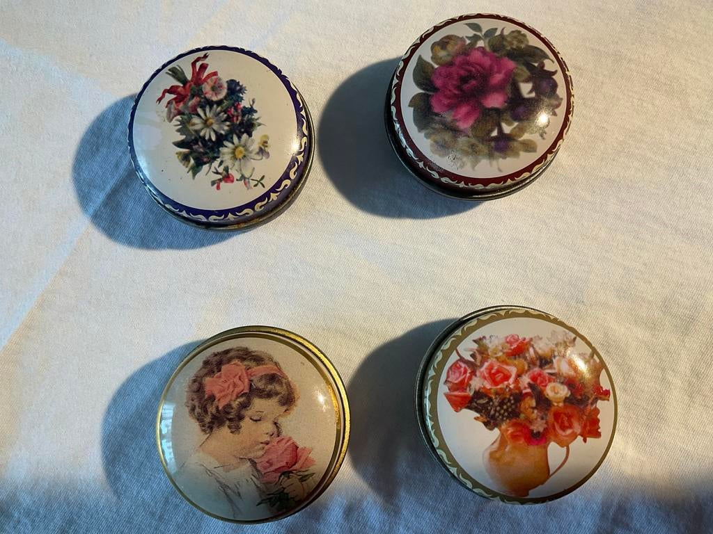 4 Vintage Pillendoosjes - Diverse Bloemen en Portret, Ophalen of Verzenden, Gebruikt