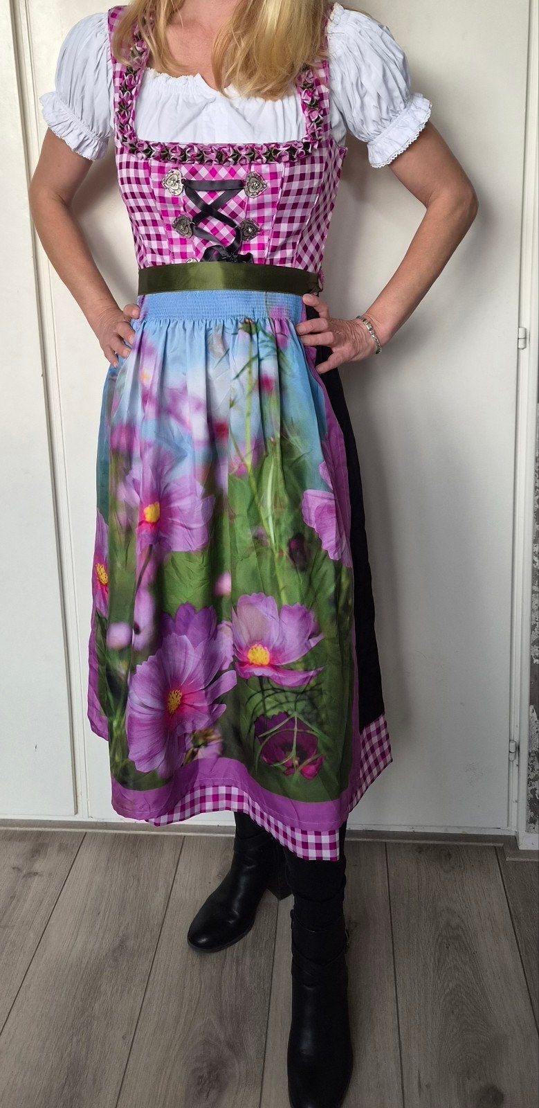 Dirndl jurk maat 38 met bloemenprint en ruitjespatroon, Maat 38/40 (M), Overige typen, Ophalen of Verzenden, Roze