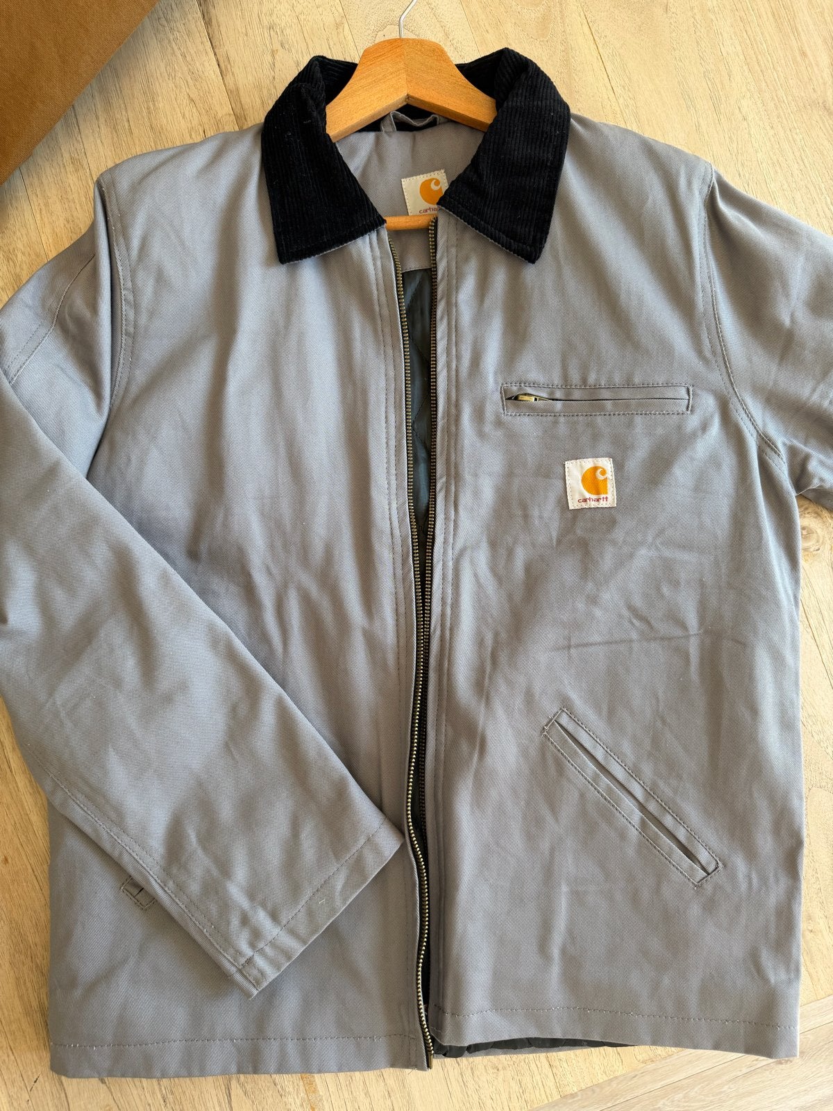 Carhartt Detroit Jacket - Grijs met Zwarte Kraag, Kleding | Heren, Verzenden, Zo goed als nieuw, Maat 46 (S) of kleiner, Grijs