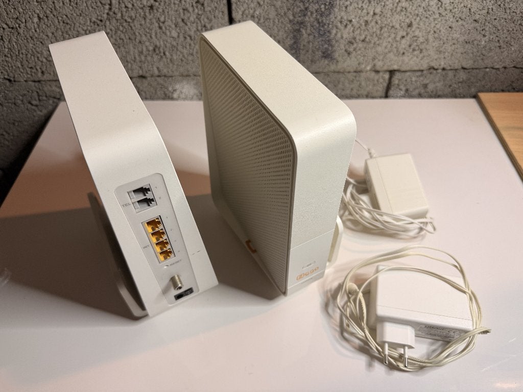 2 Arris TG2492LG‑ZG Ziggo modem, Computers en Software, Routers en Modems, Ophalen of Verzenden, Gebruikt, Router met modem, Arris